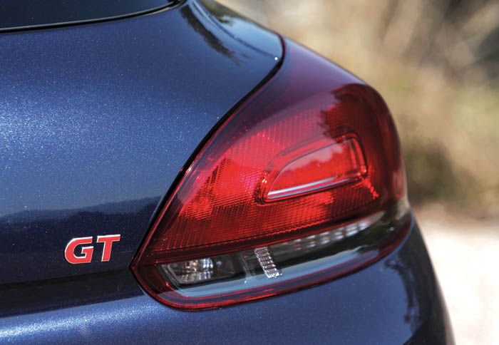 Εξωτερικά ξεχωρίζουν τα σπόιλερ, οι ζάντες, τα φώτα πίσω και, φυσικά, το σχετικό, σηματάκι «GT». 